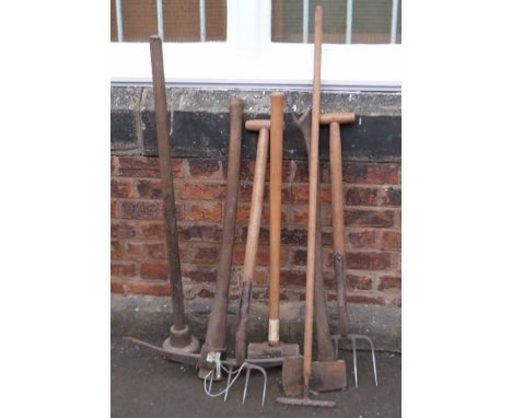 Quantity of tools, pick, axe, lump hammer etc. Condition report: see terms and conditions