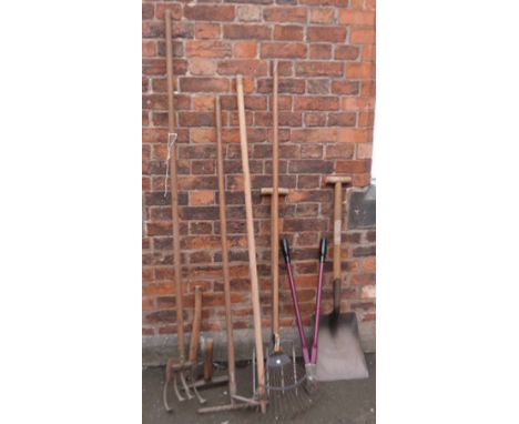 Quantity of tools rake, fork, shovel, etc. Condition report: see terms and conditions