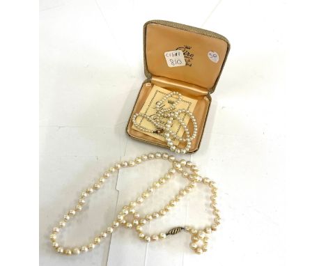 2 Cultured pearl necklaces with 9ct gold clasps