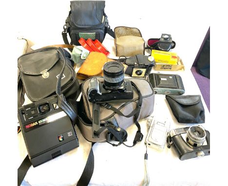 Selection of vintage cameras to include Halina paulette camera, Kodak EK160 camera, Minlota Dynax 3000i camera, Daewoo take 7