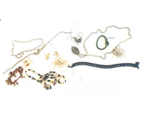 Selection of vintage and later costume jewellery to include necklaces, earrings etc 