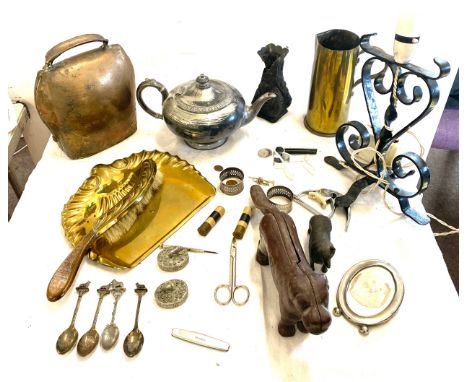 Selection collectable metal items to include heavy dog nut cracker, brass jug, cattle bell, teapot, trench art etc 