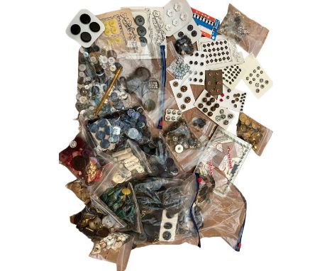 A good quantity of antique and vintage buttons to include a set of 6 shirt buttons with matching pin in a gilted gold with ce