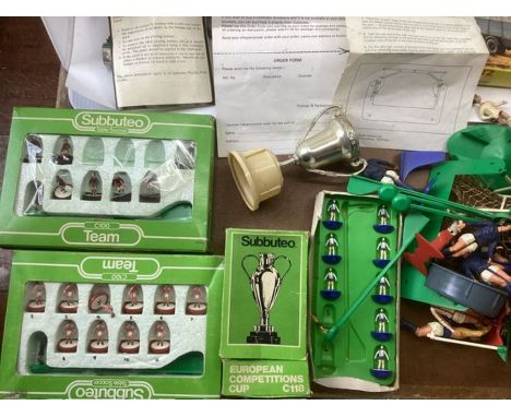 Vintage 1970s subuteo playing pieces, some part boxed and European boxed metal cup-and larger scale vintage football players 