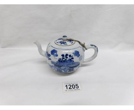 A small Chinese blue and white teapot with cover, Kangxi period (1662-1772)