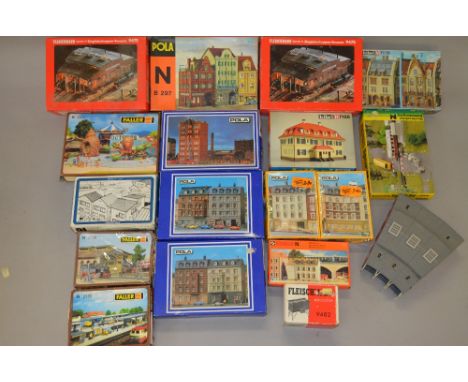 N Gauge 17 x unmade building kits together with assembled engine shed section.
