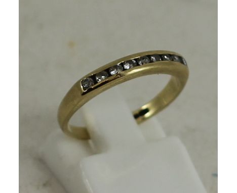 9ct yellow gold half eternity ring. Total weight: 1.5g. Size: K