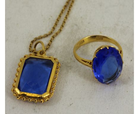 18ct yellow gold ring with blue stone, matching necklace. Total weight: 14.4g. Ring size: P