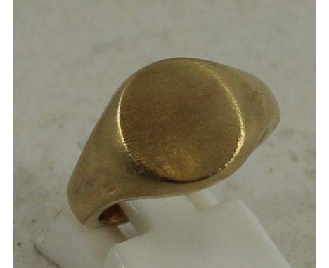 9ct yellow gold plain signet ring. Size: N. Total weight: 8.4g 