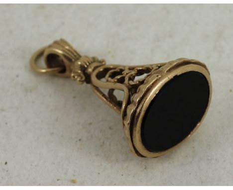 9ct yellow gold watch fob with onyx stone. Total weight: 6.5g 