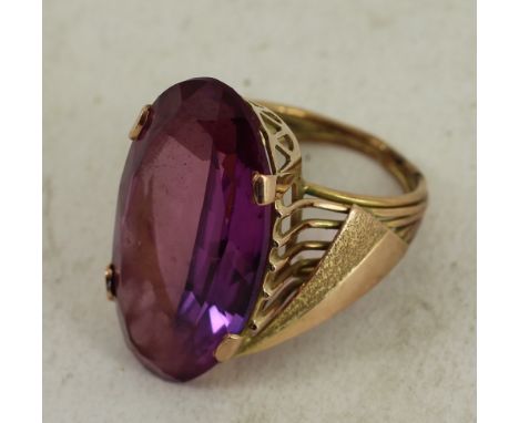 14ct yellow gold ring with large pink stone. Total weight: 11.6g. Size: P