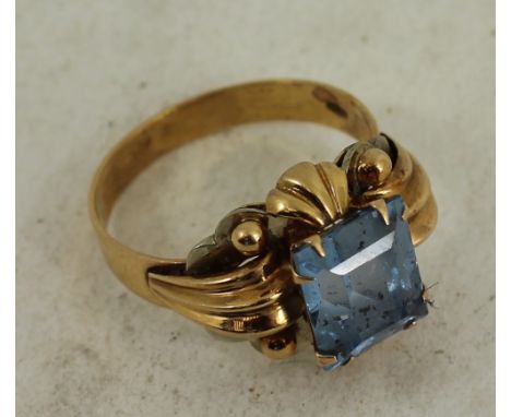 18ct yellow gold ring with blue stone. Size: R. Total weight: 5.7g 