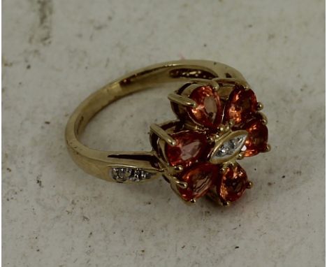 9ct yellow gold ring with orange stones in the shape of a flower. Total weight: 3.8g. Size: J