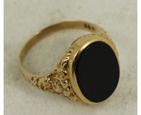 9ct yellow gold Mens ring with Onyx stone. Size: Y. Total weight: 6.2g 