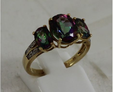 9ct yellow gold ring with 3 green/purple stones. Size: P. Total weight: 3.53g 