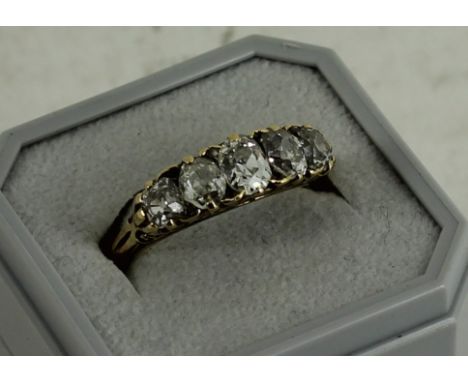 18ct yellow gold diamond ring 5 diamonds approx 0.30ct each. Size R. Total weight: 4g 