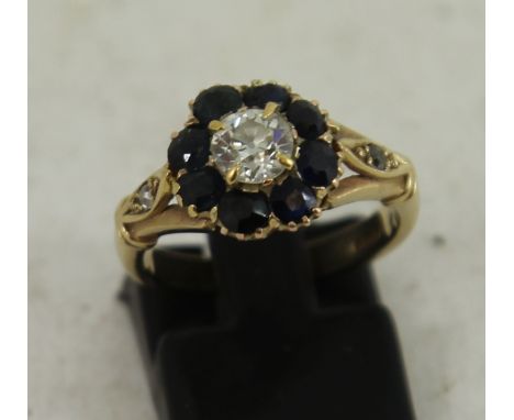 Diamond and sapphire 9ct ring. Total weight 4g. Ring size: M
