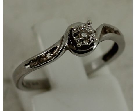 9ct white gold ring with diamond 