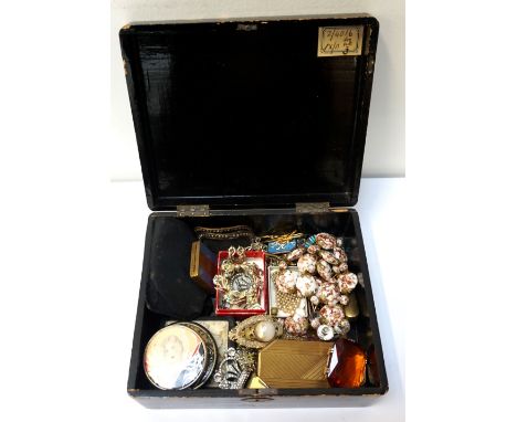 SELECTION OF JEWELLERY AND OTHER COLLECTABLESincluding an unmarked gold stick pin set with seed pearls, an enamelled 'RAC' ba