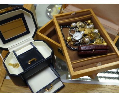 A vintage jewellery box & contents including gold & amethyst bar brooch