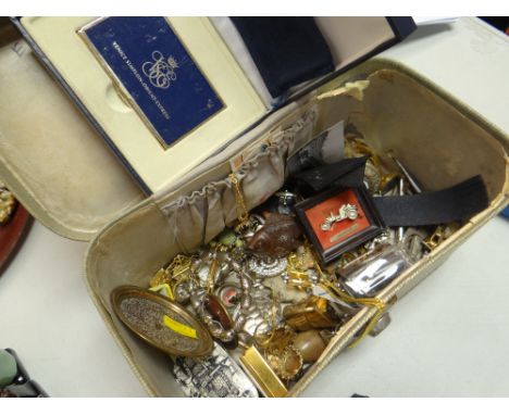 A vintage vanity box with costume jewellery contents