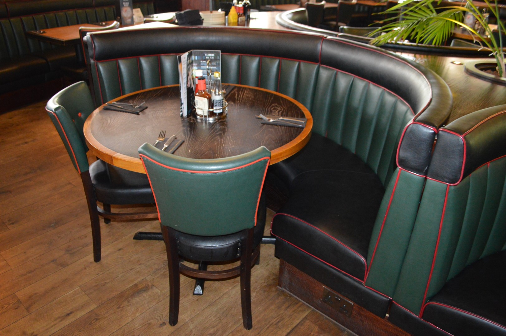 8 x Contemporary Half Circle Seating Booths Waitress Point and Wood ...