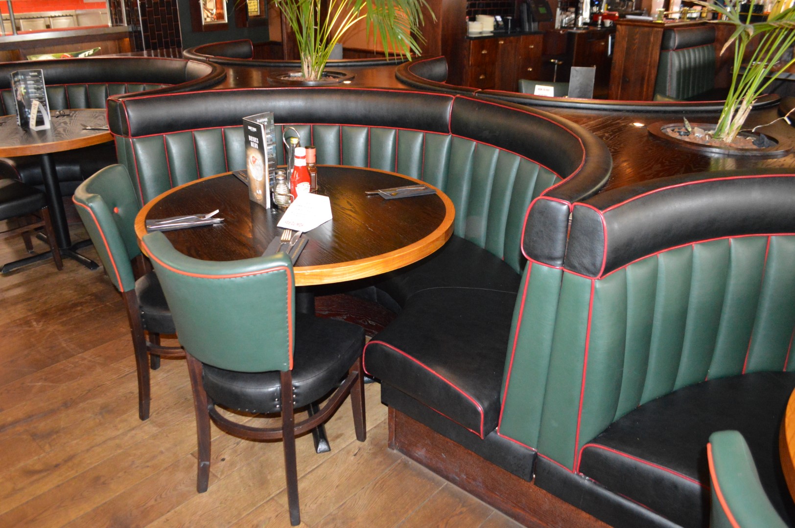 8 x Contemporary Half Circle Seating Booths Waitress Point and Wood ...