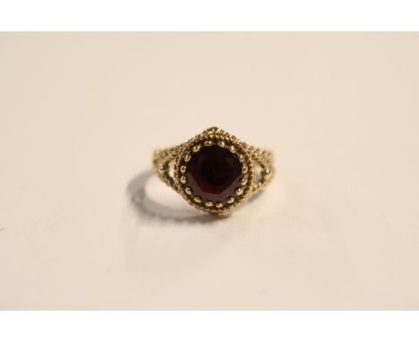Good quality 9ct Gold Garnet ring with beaded work detail Size K. 3.3g total weight 