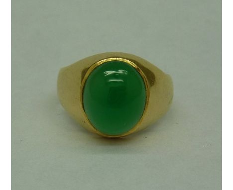 An 18ct gold and green cabochon stone dress ring, weight 7.1g, size P