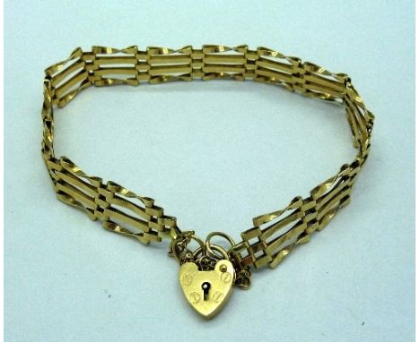 A 9ct gold gate bracelet, weight 5.5g