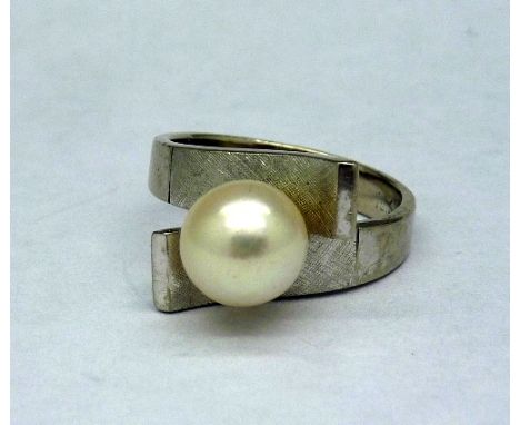 An 18ct white gold and pearl ring, weight 5.9g