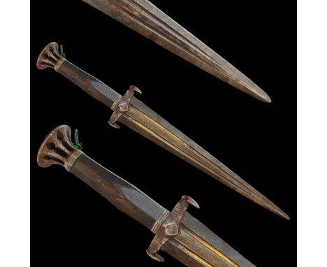 Very rare medieval dagger in excellent condition, France, 15th-16th century. Wide, double-edged, blade with double gold-plate