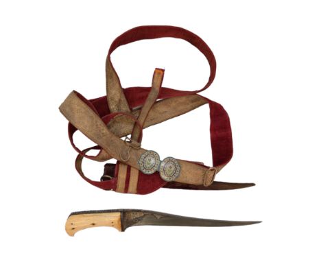 Great set, a gold-inlaid Indian pesh kabz with a wootz blade and belt with enamel buckle, 18th C. A curved, durable blade mad