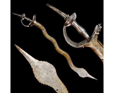Very rare Indian serpentine sword, "Nagan", Hyderabad, 17th-18th century. The ceremonial sword is shaped like a snake and has