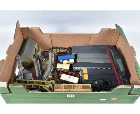 A QUANTITY OF UNBOXED AND ASSORTED OO GAUGE MODEL RAILWAY ITEMS, to include Hornby class 43 InterCity 125 High Speed Train Po
