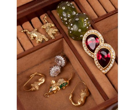 A collection of costume jewellery earrings and a pendant, including a pair of yellow metal tear-drop shaped clip-on earrings 