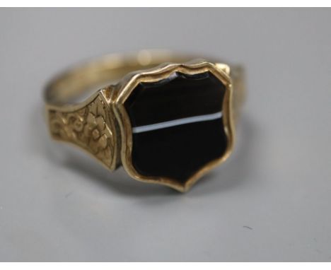 A late Victorian yellow metal and shield shaped banded agate set signet ring, size P/Q, gross 3.4 grams.CONDITION: No damage 