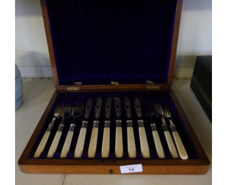 Cased silver-plated fish cutlery 