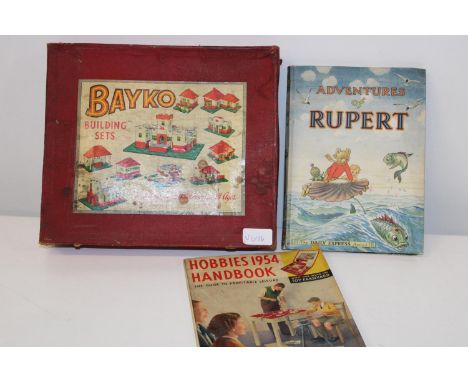 A vintage Bayko building set &amp; two vintage annuals 
