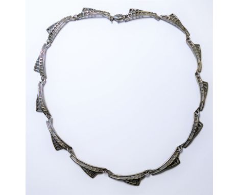 A silver necklace of reticulated geometric links (40cm)