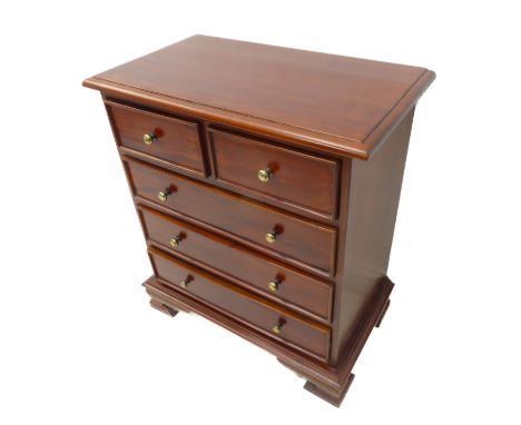 A modern mahogany 18th century style chest of small proportions; thumbnail moulded top above two half-width and three full-wi