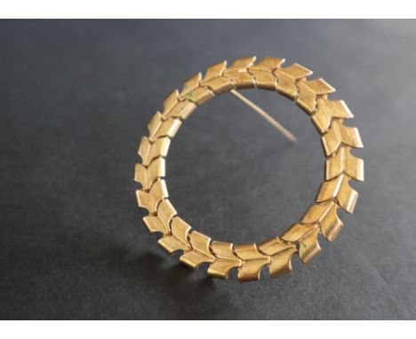A Tiffany 14k yellow gold brooch of circular form with arrow head links, marked 14k Tiffany, 55mm diameter, approximately 15.