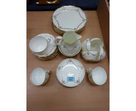 Early 20th century Wedgwood tea service with six sandwich plates