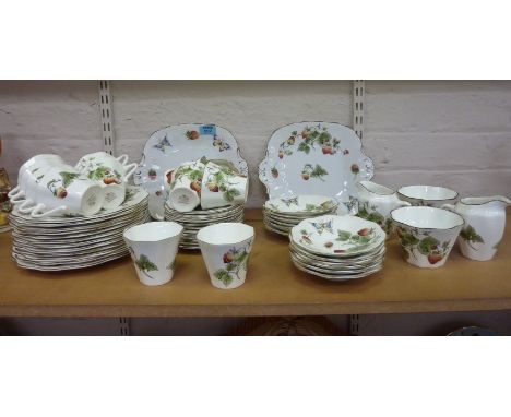 Coalport 'Strawberry' tea service - 12 place settings 