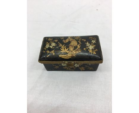 An early 19th century French ceramic box with a gilded Chinoiserie scene, c1830
