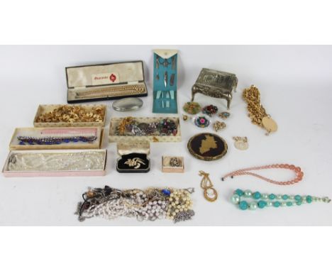 A selection of costume jewellery, to include; brooches, beads, simulated pearls, a compact, a manicure set etc 