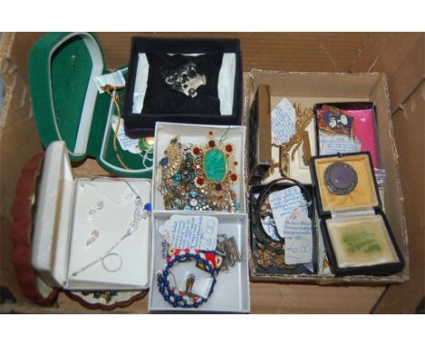 Mixed lot of Art Deco and later costume and other jewellery to include; gents Swank pair of cufflinks and matching tie-clip, 