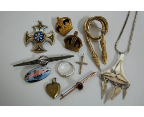 Mixed lot to include; silver and glass set pendant, enamel brooch, 9ct gold garnet brooch, silver pink topaz brooch etc 
