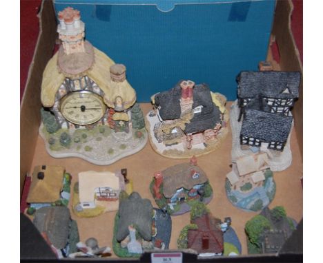 Mixed lot of various model cottages to include Lilliput Lane Oak Cottage, and David Winter Tudor Manorhouse, etc