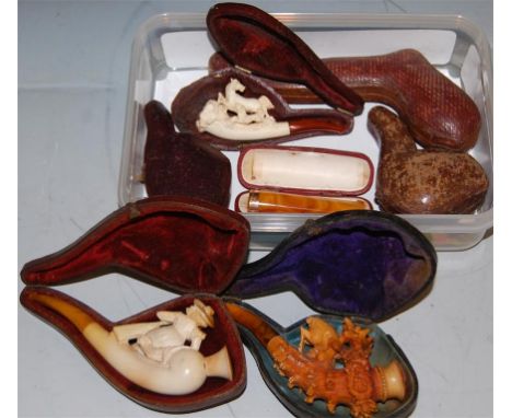 A small mixed lot of smoking related effects to include; cased Meerschaum pipe and 9ct gold mounted cigar holder